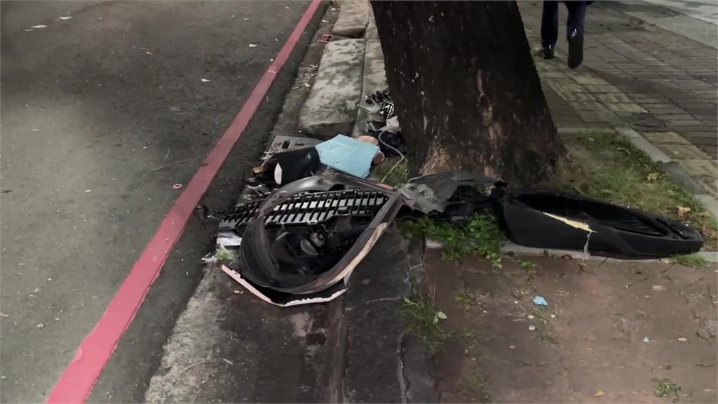 高雄7旬翁如「打保齡球」暴衝撞機車待轉區 車禍釀1死8傷